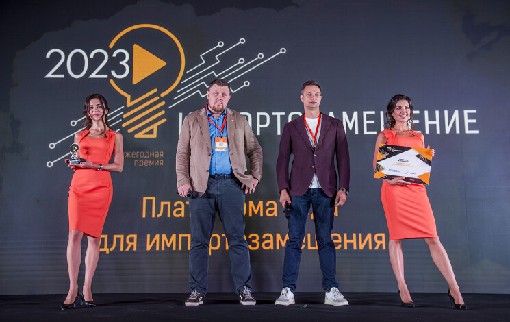 Награду в номинации «Платформа года для импортозамещения» получили Максим Тятюшев, генеральный директор, и Матвей Ульянычев, директор по развитию Platform V, «СберТех»