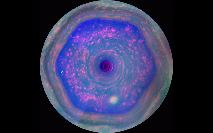 На Сатурне рассмотрели титанический шторм шестиугольной формы