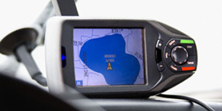 Автомобильные GPS-навигаторы помогают проложить оптимальный маршрут и объехать пробку, однако они также представляют угрозу жизни и здоровью всем участникам дорожного движения
