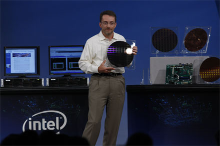 Пэт Гелсингер продемонстрировал первую подложку с восьмиядерными настольными процессорами Nehalem