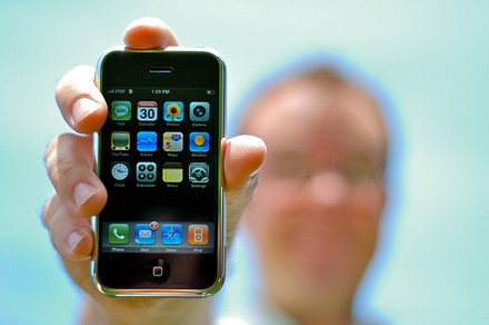 Новый  iPhone поступит в продажу в середине лета 2009 г.