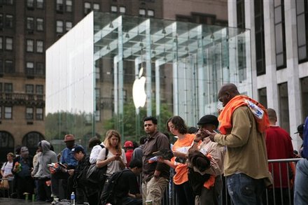 Очередь за iPhone 3G S на 5-й авеню в Нью-Йорке