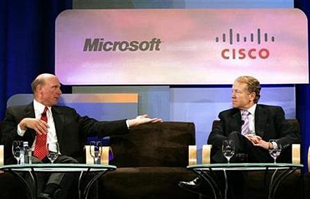 Джон Чемберс (справа) собирается нанести очередной удар по позициям Microsoft Office