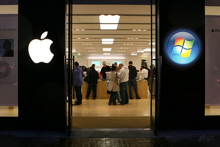 Microsoft планирует переманивать покупателей Apple прямо у входа