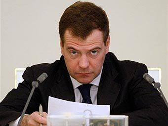 Дмитрий Медведев согласился с предложением силовиков передать на обслуживание систему оформления биопаспортов Восходу без конкурса