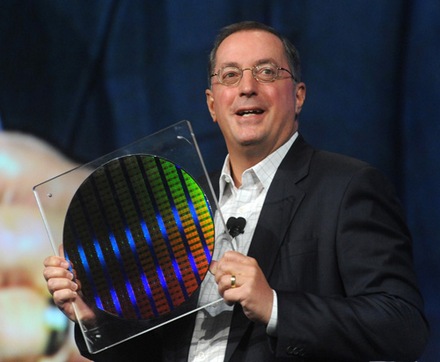 CEO Intel Пол Отеллини показывает подложку с 22-нм чипами