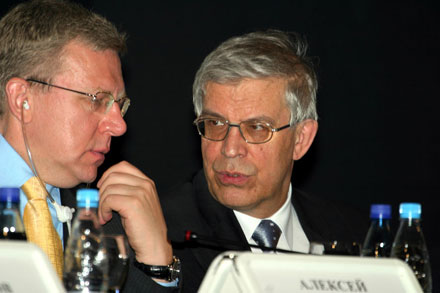 Глава Центробанка Сергей Игнатьев (справа) и министр финансов Алексей Кудрин поспорили о том, как регулировать электронную коммерцию