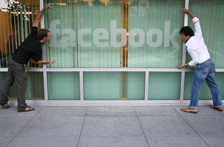 Facebook неоднократно расширяла функционал для контроля персональных данных, но кажется, что на 100% пользователи не будут защищены никогда