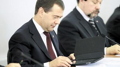 Дмитрию Медведеву нравится читать электронные книги на iPad