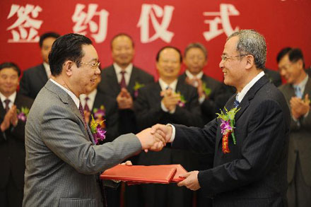 Вице-президент агентства Синьхуа Чжоу Сишэн (слева) и вице-президент China Mobile Ша Юэцзя подписали соглашение о создании новой поисковой системы