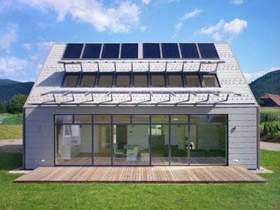 Дом имеет правильную геометрическую форму и двускатную крышу, не особо отличаясь от схожих построек