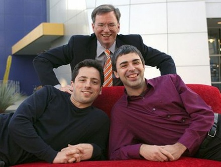 Новым исполнительным директором Google станет Ларри Пейдж (справа), Эрик Шмидт (в центре) займется внешней политикой компании, а Сергей Брин - созданием новых продуктов