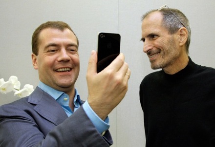 Дмитрий Медведев берет в подарок iPhone 4
