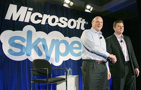 Microsoft договорился о покупке Skype. На фото главы компаний Стив Баллмер и Тони Бейтс