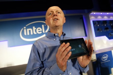 Шон Малони держит в руках первый Honeycomb-планшет с процессором Atom