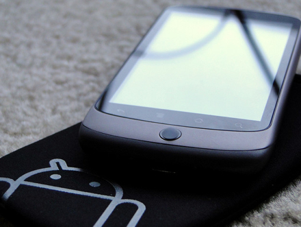 На фото - первый смартфон Google, Nexus One. Как будет выглядеть третий аппарат, пока неизвестно 