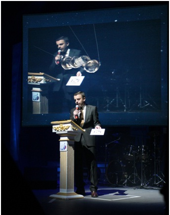  На мероприятии «Российских космических систем» Леонид Парфенов с помощью AR студии объясняет зрителям в зале устройство первого искусственного спутника Земли (ПС-1) 