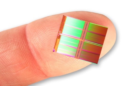 Объединение 8 кристаллов позволяет создать 16-ГБ микрочип размером с ноготь