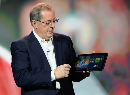 Пол Отеллини показывает планшет на Windows 8