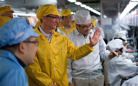 Тим Кук инспектирует условия труда на заводе в Чжэнчжоу, март 2012 г.