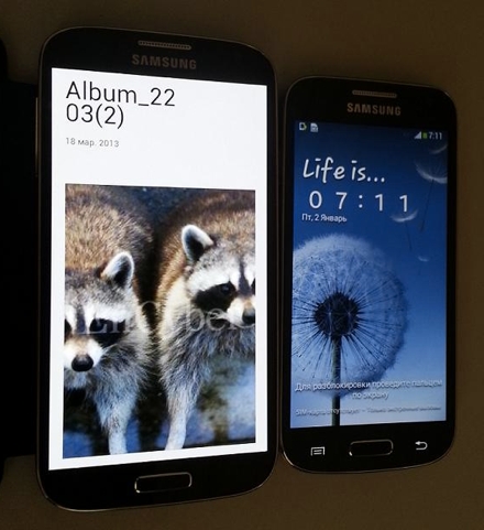 Galaxy S IV mini  (справа) в сравнении с Galaxy S IV