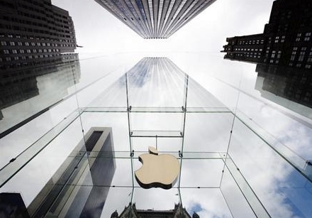 Apple подозревается в  нечестном продвижении iPhone 
