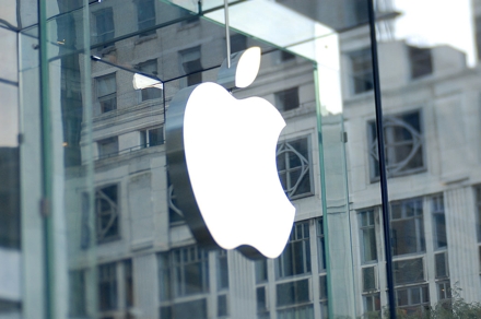На стороне Apple оказалось множество компаний, включая ее конкурентов 