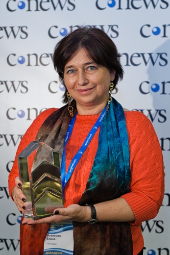 Елена Новикова, генеральный директор Polymedia, со статуэткой CNews Awards