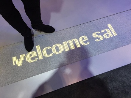 Светодиодный ковер Luminous Carpet от Philips поприветствует новых посетителей