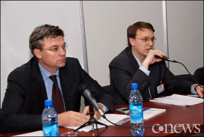 Вадим Лазутин (слева) напомнил регионам о необходимости предусмотреть финансирование проприетарного ПО для школ в своих бюджетах