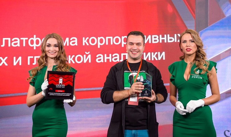 Лидер продуктового направления компании Sbercloud Михаил Тутаев получил награду CNews в номинации «Лучшая платформа корпоративных данных и глубокой аналитики»