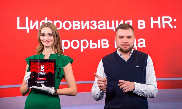 Руководитель цента компетенций «Собственные продукты» компании «Т1 Консалтинг» Юрий Мацыгин принял награду CNews в номинации «Цифровизация в HR: прорыв года»