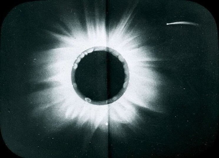 Одна из первых фотографий полного солнечного затмения 17 мая 1882 года. Также на эту фотографию попала околосолнечная комета Крейца X-1882 K1.
