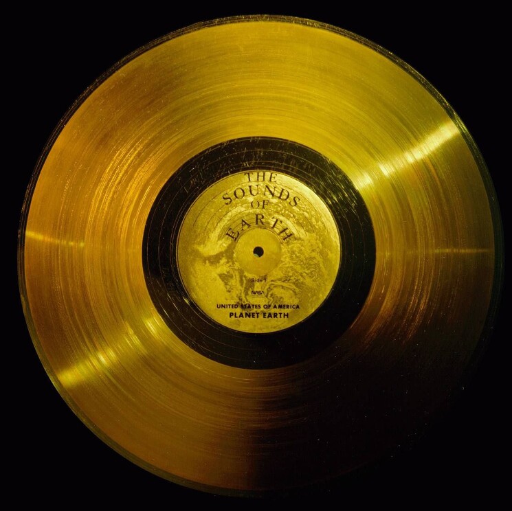 Золотая пластинка Вояджера – это позолоченная информационная пластина с записью звуковых и видеосигналов на одной стороне, и поясняющей гравировкой на другой. Её диаметр ~30 см.
