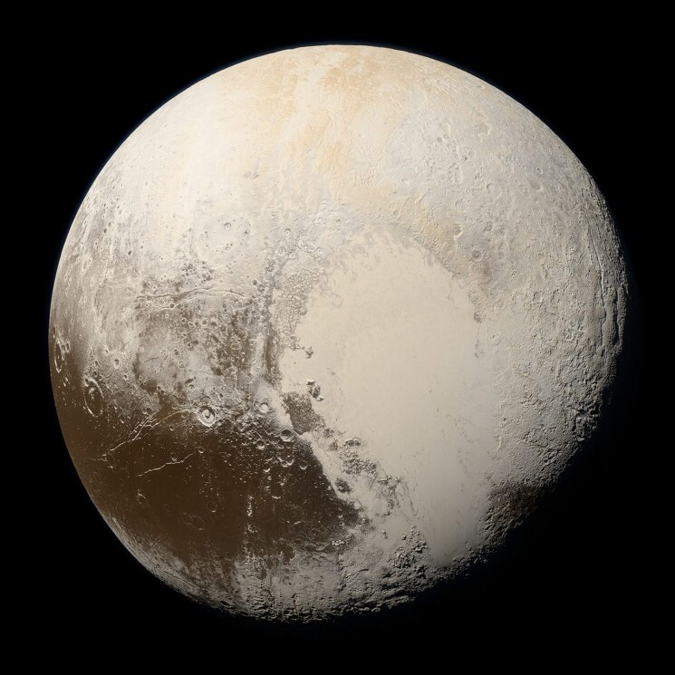 Плутон в естественных цветах. Снимок получен космическим аппаратом «New Horizons» 14 июля 2015 года с расстояния 35 445 километров.
