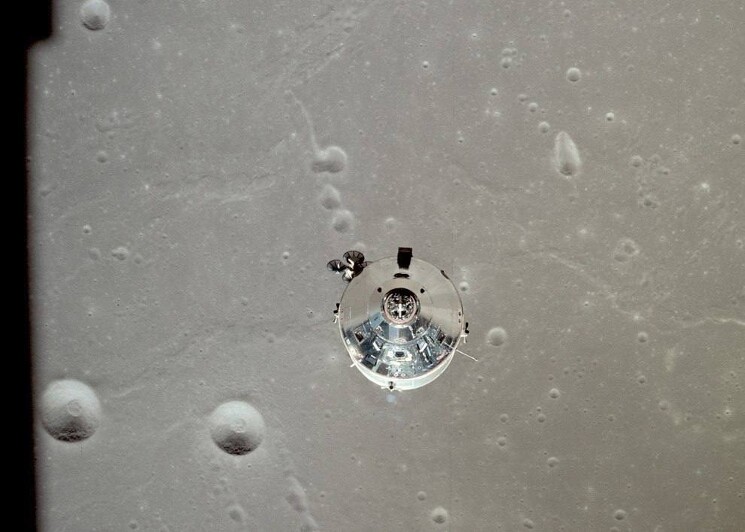 В результате миссии «Аполлон-8» (1968 год) люди впервые достигли окрестностей другого небесного тела – Луны, – и вышли на окололунную орбиту.  Полёт ознаменовал начало новой эры в исследованиях космоса и в истории человечества. Спуск на поверхность Луны аппарата миссии «Аполлон-11» 