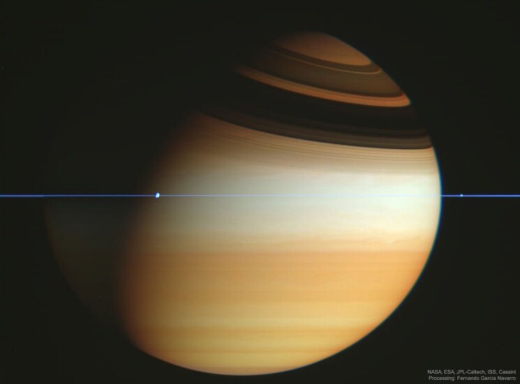 Кольца Сатурна проявились как синяя линия. Фото сделано было аппаратом Кассини во время пролета плоскости колец. Отношение их толщины к поперечнику ненамного меньше чем у бритвы. То есть находясь в плоскости колец, их почти не будет видно. Зато видно в виде тени на теле самого Сатурна.
