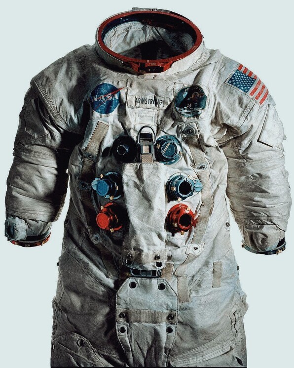 A7L — те самые скафандры, в которых находились астронавты NASA во время лунных миссий Аполлон.

Нил Армстронг, скафандр которого вы видите на фотографии, описывал его как «прочный, надёжный и почти приятный».
