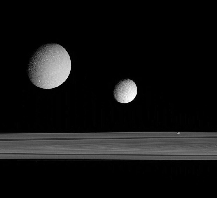 Диона, Тетис и Пандора на фоне колец Сатурна
