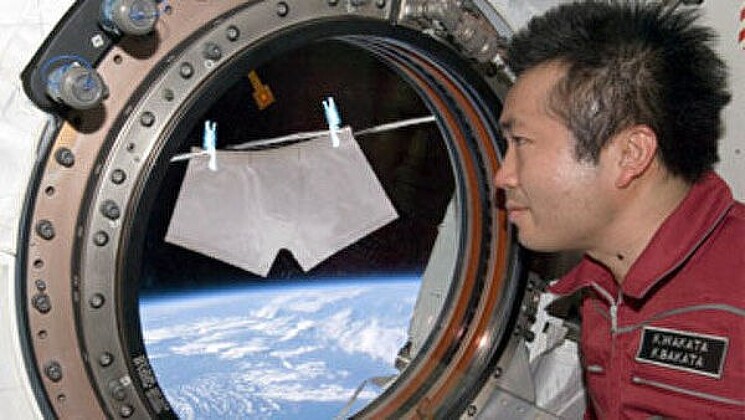 Космонавты носят одноразовое белье и меняют его три раза в день, так как на борту нет стиральной машины, а использованную одежду просто выбрасывают.
