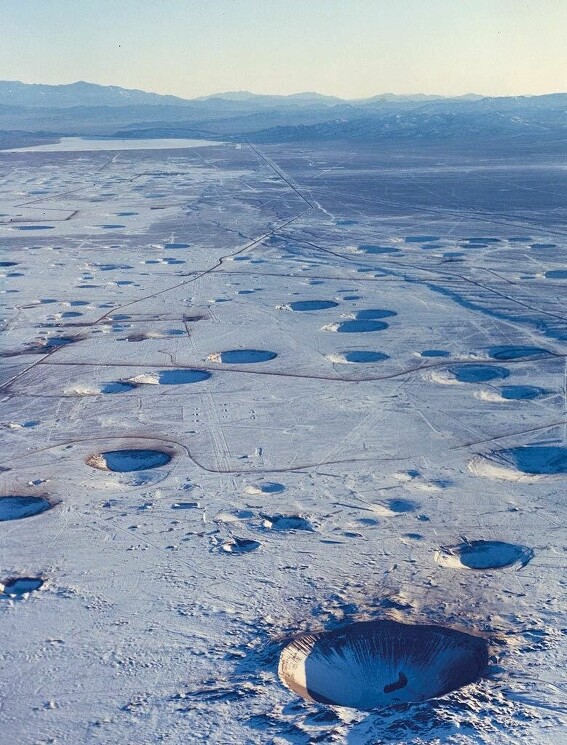 Пустыня после ядерных испытаний, 1990–е годы, Невада, США . Результаты испытаний около 800 ядерных взрывов в период с 1951 по 1992 годы в штате Невада, в районе известном как Nevada Test Site.

