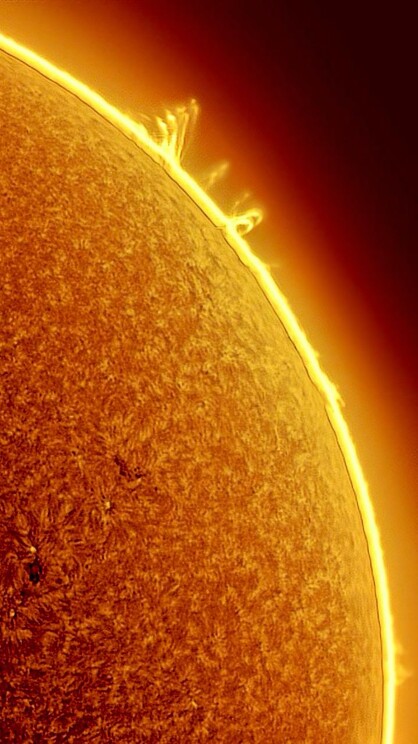 Хромосфера Солнца и небольшие вспышки.
