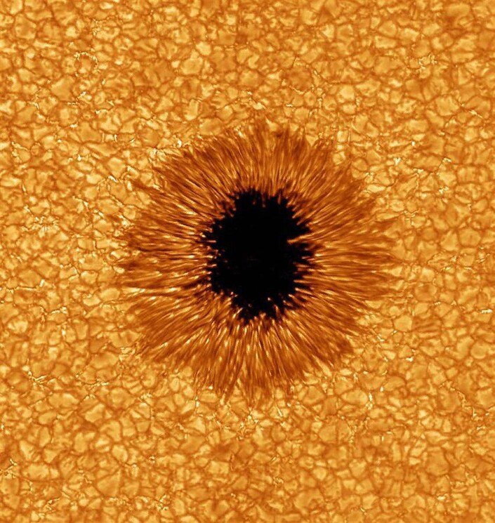Солнечное пятно. В самом центре пятна температура не достигает 4000 °C. Когда как на поверхности Солнца температура около 6000°C.
