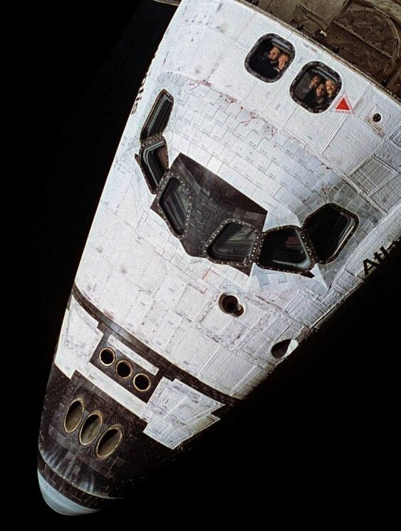Астронавты на борту шаттла Атлантис смотрят на станцию «Мир» после стыковки, 1995 год.
