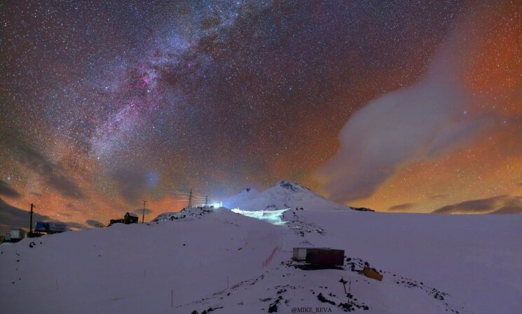 Звездное небо над Эльбрусом.
