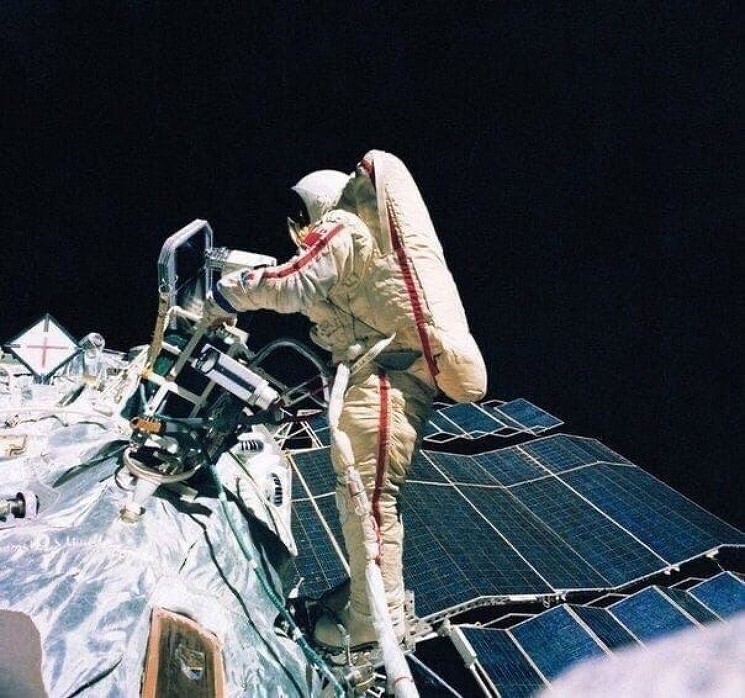 Первой в мире женщиной, вышедшей в открытый космос, стала Светлана Савицкая 25 июля 1984 года.
