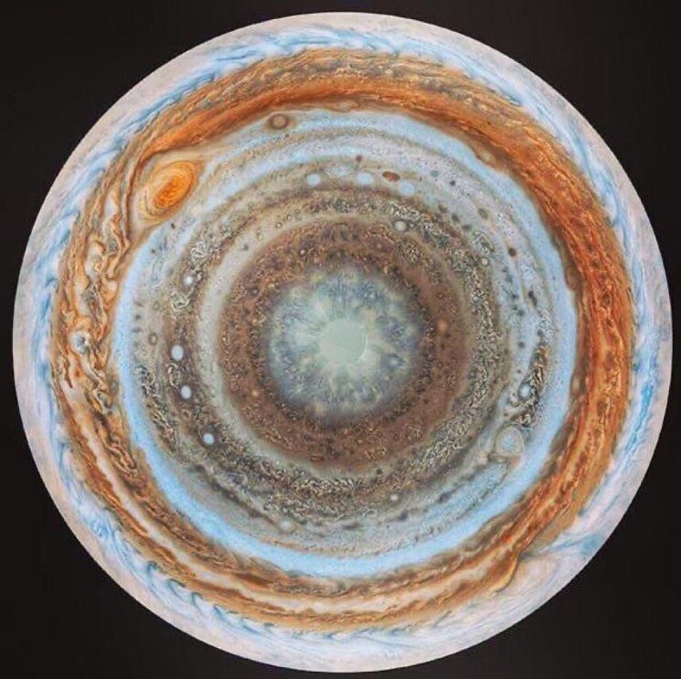 Фотография Юпитера с Южного полюса, обычно снимают Юпитер сбоку.
