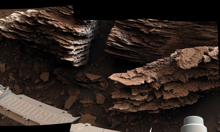 Аппарат Curiosity поделился фотографией необычных марсианских камней.

Необычными их делает то, что они со 100% вероятностью получили подобную форму благодаря воде. Судя по-всему, когда-то здесь был ручей или небольшой пруд.
