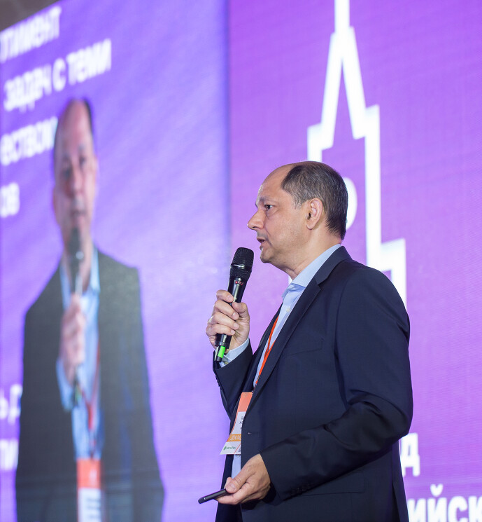 Александр Шинкарев, директор по развитию корпоративного бизнеса региона «Столица» компании «МегаФон»: «МегаФон» постепенно переходит на решения отечественных производителей