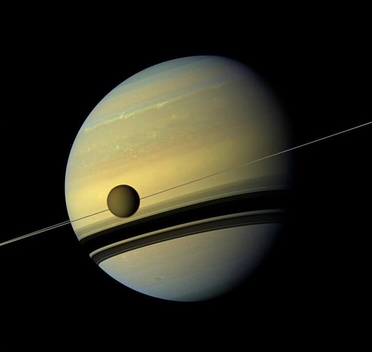 Лучшие фотографии космоса от Cassini: 20 лет наблюдений.
⠀
15 сентября 2017 года завершилась грандиозная миссия космического аппарата Cassini (NASA). С конца апреля по 15 сентября Cassini совершил еще 22 пролета между Сатурном и его кольцами, после чего вошёл в атмосферу планеты и сгорел в ней как обычный метеорит.
